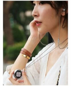 LiTMUS LAB Qliq Filigree Bat Orchid Silver Necklace 5 LiTMUS LAB Qliq Filigree Bat Orchid Silver Necklace -RAY-BAN Online Store 805023100 3 720x928