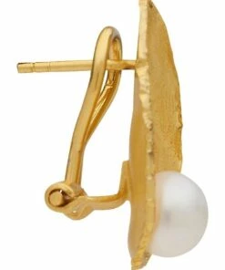 Carolyn Roberts Pearly Gold Stud Earrings 5 Carolyn Roberts Pearly Gold Stud Earrings -RAY-BAN Online Store 851099500 3 720x928