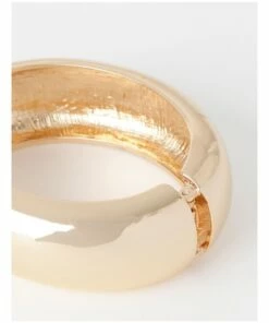 Basque Smooth Wide Gold Bangle 6 Basque Smooth Wide Gold Bangle -RAY-BAN Online Store 860225770 3 720x928
