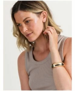 Basque Smooth Wide Gold Bangle 7 Basque Smooth Wide Gold Bangle -RAY-BAN Online Store 860225770 4 720x928